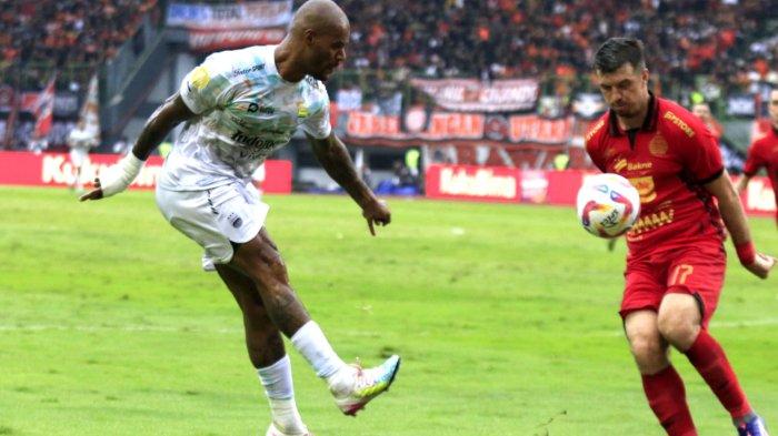 Pemain Persib Bandung, David da Silva dihadang pemain Persija Jakarta, Ondrej Kudela menendang bola lambung (lob) ke arah gawang Persija dan berbuah gol penyeimbang menjadi 2-2 pada pertandingan pekan ke-23 Liga 1 2024-2025 di Stadion Patriot Candrabhaga, Bekasi, Jawa Barat, Minggu (16/2/2025).