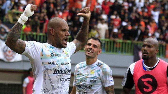 Pemain Persib Bandung, David da Silva melakukan selebrasi setelah berhasil mencetak gol penyeimbang ke gawang Persija Jakarta menjadi 2-2 pada pertandingan pekan ke-23 Liga 1 2024-2025 di Stadion Patriot Candrabhaga, Bekasi, Jawa Barat, Minggu (16/2/2025).