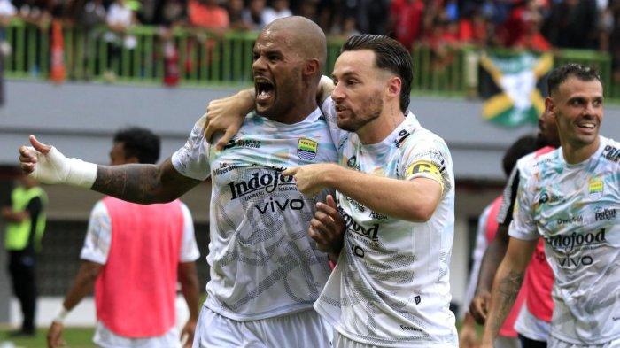 Pemain Persib Bandung, David da Silva melakukan selebrasi setelah berhasil mencetak gol penyeimbang ke gawang Persija Jakarta menjadi 2-2 pada pertandingan pekan ke-23 Liga 1 2024-2025 di Stadion Patriot Candrabhaga, Bekasi, Jawa Barat, Minggu (16/2/2025).