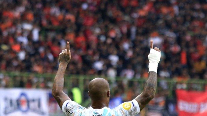 Pemain Persib Bandung, David da Silva melakukan selebrasi setelah berhasil mencetak gol penyeimbang ke gawang Persija Jakarta menjadi 2-2 pada pertandingan pekan ke-23 Liga 1 2024-2025 di Stadion Patriot Candrabhaga, Bekasi, Jawa Barat, Minggu (16/2/2025).