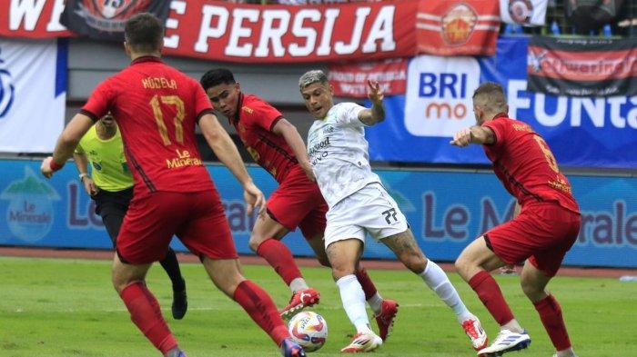 Pemain Persib Bandung, Ciro Alves berebut bola dengan pemain Persija, Muhammad Ferarri pada pertandingan pekan ke-23 Liga 1 2024-2025 di Stadion Patriot Candrabhaga, Bekasi, Jawa Barat, Minggu (16/2/2025).