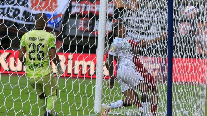 Kiper Persija, Andritany Ardhiyasa hanya bisa menyaksikan bola lob Pemain Persib, David da Silva masuk ke gawangnya pada pertandingan pekan ke-23 Liga 1 2024-2025 di Stadion Patriot Candrabhaga, Bekasi, Jawa Barat, Minggu (16/2/2025).