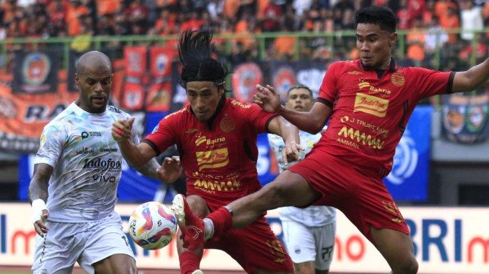 Pemain Persib, David da Silva gagal menguasai bola setelah bola berhasil dihalau dua pemain Persija, Muhammad Ferarri dan Hanif Sjahbandi pada pertandingan pekan ke-23 Liga 1 2024-2025 di Stadion Patriot Candrabhaga, Bekasi, Jawa Barat, Minggu (16/2/2025).