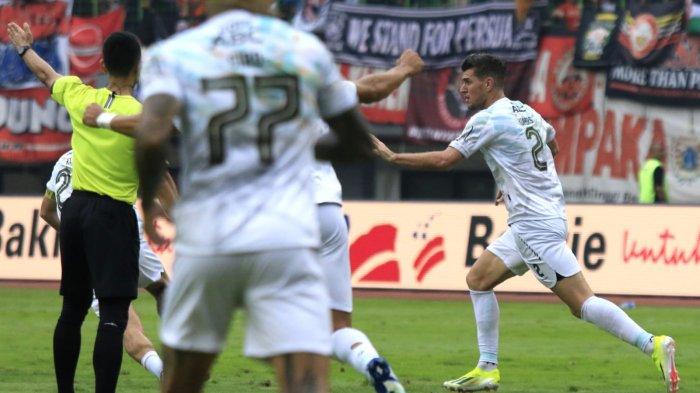 Pemain Persib, Nick Kuipers melakukan selebrasi setelah berhasil mencetak gol ke gawang Persija pada pertandingan pekan ke-23 Liga 1 2024-2025 di Stadion Patriot Candrabhaga, Bekasi, Jawa Barat, Minggu (16/2/2025).