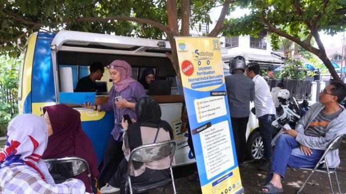 Pelaku UMK Perseorangan membuat Nomor Induk Berusaha (NIB) di Mobil Sakedap! DPMPTSP Kota Bandung pada Gelaran Pasar Murah 2025 di Taman Nilem, Kelurahan Burangrang, Kecamatan Lengkong, Kota Bandung, Jawa Barat, Rabu (19/2/2025).