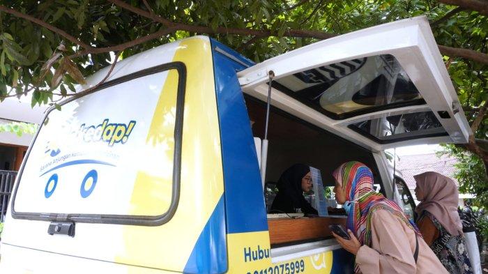 Pelaku UMK Perseorangan membuat Nomor Induk Berusaha (NIB) di Mobil Sakedap! DPMPTSP Kota Bandung pada Gelaran Pasar Murah 2025 di Taman Nilem, Kelurahan Burangrang, Kecamatan Lengkong, Kota Bandung, Jawa Barat, Rabu (19/2/2025).
