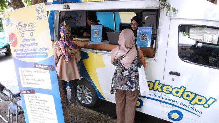Pelaku UMK Perseorangan membuat Nomor Induk Berusaha (NIB) di Mobil Sakedap! DPMPTSP Kota Bandung pada Gelaran Pasar Murah 2025 di Taman Nilem, Kelurahan Burangrang, Kecamatan Lengkong, Kota Bandung, Jawa Barat, Rabu (19/2/2025).