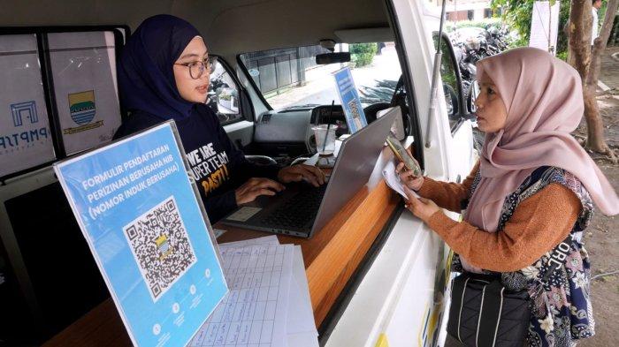 Pelaku UMK Perseorangan membuat Nomor Induk Berusaha (NIB) di Mobil Sakedap! DPMPTSP Kota Bandung pada Gelaran Pasar Murah 2025 di Taman Nilem, Kelurahan Burangrang, Kecamatan Lengkong, Kota Bandung, Jawa Barat, Rabu (19/2/2025).