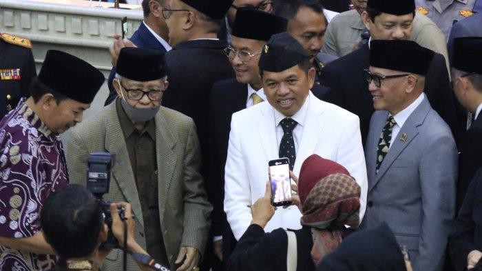 Gubernur Jawa Barat, Dedi Mulyadi dan Wakil Gubernur Jawa Barat Erwan Setiawan mendapat ucapan selamat dari anggota DPRD Jawa Barat dan tamu undangan seusai acara Serah Terima Jabatan (Sertijab) Gubernur Jawa Barat dan Rapat Paripurna DPRD Jawa Barat, di Ruang Rapat Paripurna DPRD Jawa Barat, Jalan Diponegoro, Kota Bandung, Jawa Barat, Jumat (21/2/2025).