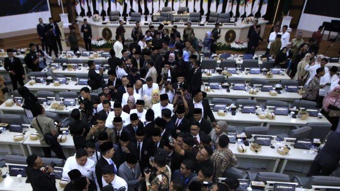 Gubernur Jawa Barat, Dedi Mulyadi dan Wakil Gubernur Jawa Barat Erwan Setiawan mendapat ucapan selamat dari anggota DPRD Jawa Barat dan tamu undangan seusai acara Serah Terima Jabatan (Sertijab) Gubernur Jawa Barat dan Rapat Paripurna DPRD Jawa Barat, di Ruang Rapat Paripurna DPRD Jawa Barat, Jalan Diponegoro, Kota Bandung, Jawa Barat, Jumat (21/2/2025).