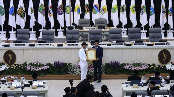 Gubernur Jawa Barat, Dedi Mulyadi bersama Pejabat (Pj) Gubernur Jawa Barat, Bey Machmudin melakukan prosesi Serah Terima Jabatan Gubernur Jawa Barat di Ruang Rapat Paripurna DPRD Jawa Barat, Jalan Diponegoro, Kota Bandung, Jawa Barat, Jumat (21/2/2025).