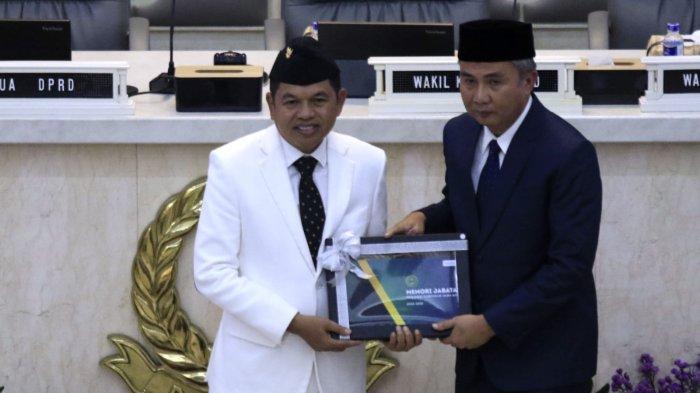 Gubernur Jawa Barat, Dedi Mulyadi bersama Pejabat (Pj) Gubernur Jawa Barat, Bey Machmudin melakukan prosesi Serah Terima Jabatan Gubernur Jawa Barat di Ruang Rapat Paripurna DPRD Jawa Barat, Jalan Diponegoro, Kota Bandung, Jawa Barat, Jumat (21/2/2025).