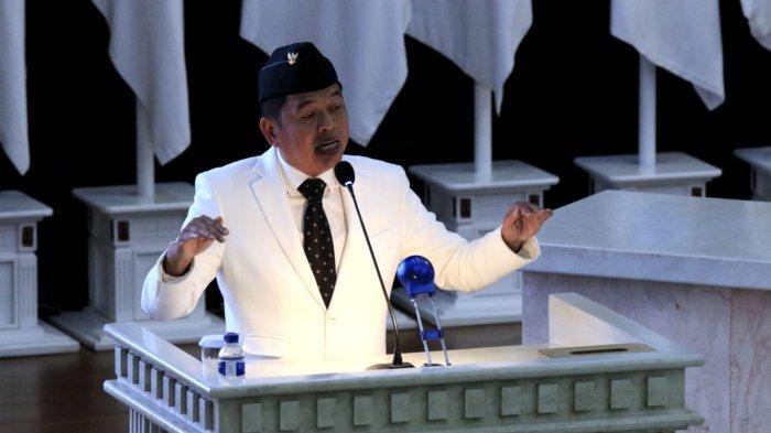 Gubernur Jawa Barat, Dedi Mulyadi menyampaikan pidato pada Rapat Paripurna DPRD Jawa Barat, di Ruang Rapat Paripurna DPRD Jawa Barat, Jalan Diponegoro, Kota Bandung, Jawa Barat, Jumat (21/2/2025).