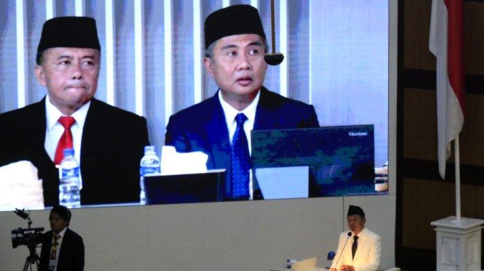 Gubernur Jawa Barat, Dedi Mulyadi menyampaikan pidato pada Rapat Paripurna DPRD Jawa Barat, di Ruang Rapat Paripurna DPRD Jawa Barat, Jalan Diponegoro, Kota Bandung, Jawa Barat, Jumat (21/2/2025).