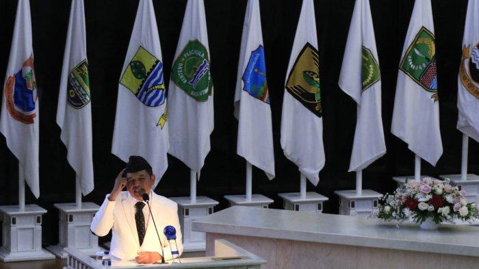 Gubernur Jawa Barat, Dedi Mulyadi menyampaikan pidato pada Rapat Paripurna DPRD Jawa Barat, di Ruang Rapat Paripurna DPRD Jawa Barat, Jalan Diponegoro, Kota Bandung, Jawa Barat, Jumat (21/2/2025).