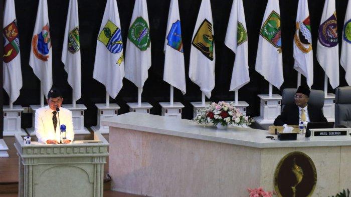 Gubernur Jawa Barat, Dedi Mulyadi menyampaikan pidato pada Rapat Paripurna DPRD Jawa Barat, di Ruang Rapat Paripurna DPRD Jawa Barat, Jalan Diponegoro, Kota Bandung, Jawa Barat, Jumat (21/2/2025).