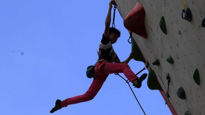 Peserta mengikuti kompetisi panjat dinding nasional kategori lead bertajuk The Spider Kids 2025 di dinding panjat EIGER Store, Jalan Sumatera, Kota Bandung, Jawa Barat, Sabtu (22/2/2025).