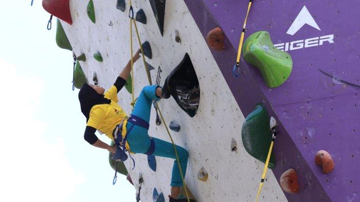 Peserta mengikuti kompetisi panjat dinding nasional kategori lead bertajuk The Spider Kids 2025 di dinding panjat EIGER Store, Jalan Sumatera, Kota Bandung, Jawa Barat, Sabtu (22/2/2025).