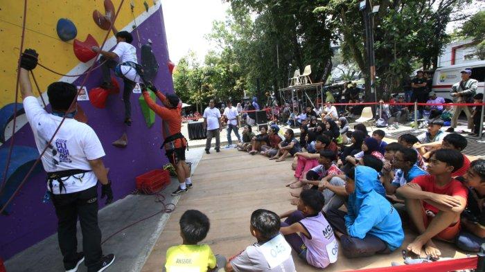 Peserta mengikuti kompetisi panjat dinding nasional kategori lead bertajuk The Spider Kids 2025 di dinding panjat EIGER Store, Jalan Sumatera, Kota Bandung, Jawa Barat, Sabtu (22/2/2025).