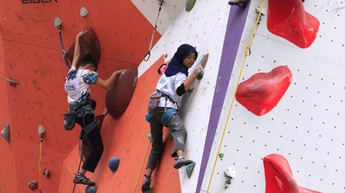 Peserta mengikuti kompetisi panjat dinding nasional kategori lead bertajuk The Spider Kids 2025 di dinding panjat EIGER Store, Jalan Sumatera, Kota Bandung, Jawa Barat, Sabtu (22/2/2025).
