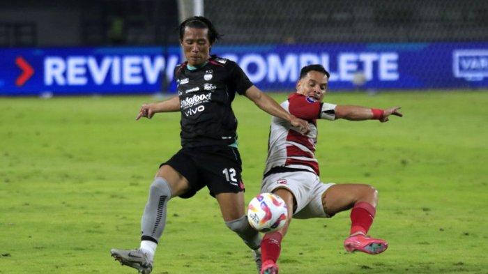Pemain Persib Bandung, Henhen berebut bola dengan pemain Madura United pada pertandingan pekan ke-24 Liga 1 2024-2025, di Stadion Gelora Bandung Lautan Api (GBLA), Gedebage, Kota Bandung, Jawa Barat, Sabtu (22/2/2025).