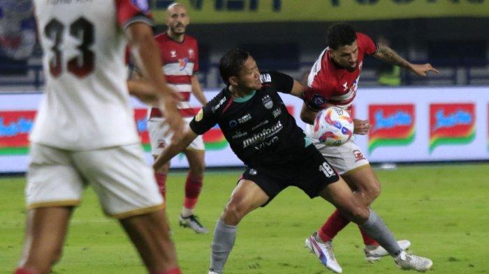 Pemain Persib Bandung, Adam Alis berebut bola dengan pemain Madura United pada pertandingan pekan ke-24 Liga 1 2024-2025, di Stadion Gelora Bandung Lautan Api (GBLA), Gedebage, Kota Bandung, Jawa Barat, Sabtu (22/2/2025).