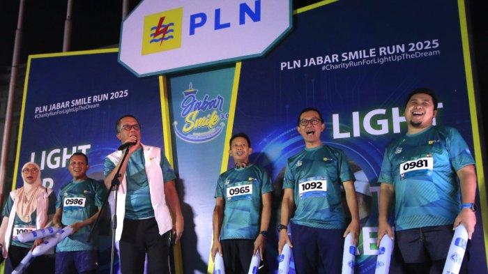 General Manager PLN Unit Induk Distribusi Jawa Barat, Agung Murdifi memberikan sambutan sebelum melepas para pelari dalam ajang PLN Jabar Smile Run 2025, di Jalan Ir Sukarno, kawasan Gedung Merdeka, Kota Bandung, Jawa Barat, Minggu (23/2/2025).