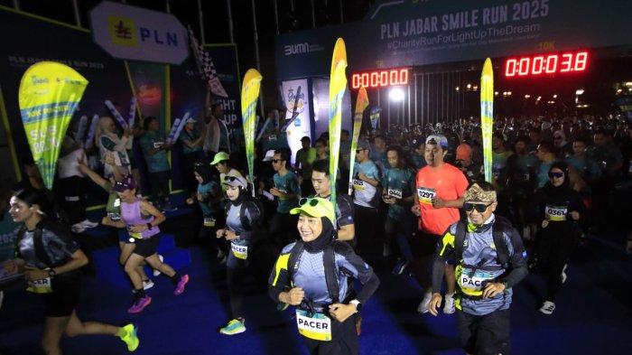 Peserta berlari meninggalkan garis start dalam ajang PLN Jabar Smile Run 2025, di Jalan Ir Sukarno, kawasan Gedung Merdeka, Kota Bandung, Jawa Barat, Minggu (23/2/2025).