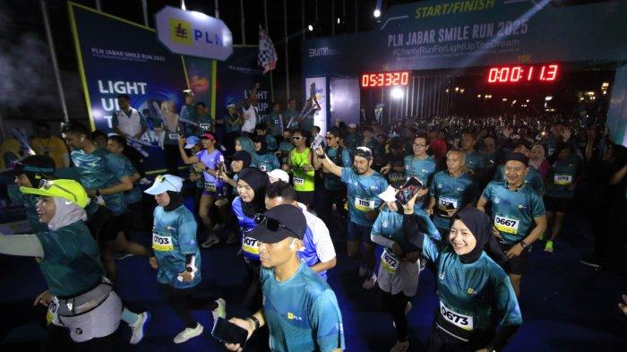 Peserta berlari meninggalkan garis start dalam ajang PLN Jabar Smile Run 2025, di Jalan Ir Sukarno, kawasan Gedung Merdeka, Kota Bandung, Jawa Barat, Minggu (23/2/2025).