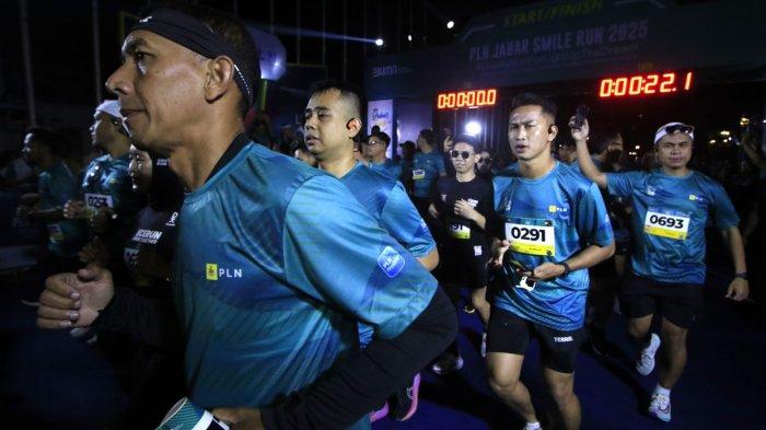 Peserta berlari meninggalkan garis start dalam ajang PLN Jabar Smile Run 2025, di Jalan Ir Sukarno, kawasan Gedung Merdeka, Kota Bandung, Jawa Barat, Minggu (23/2/2025).