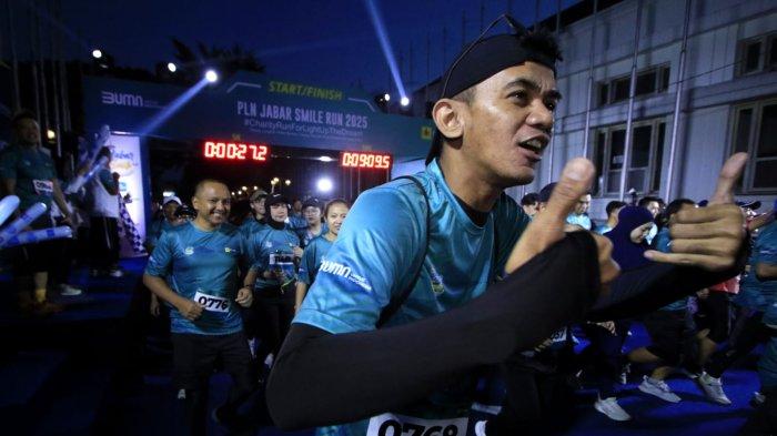 Peserta berlari meninggalkan garis start dalam ajang PLN Jabar Smile Run 2025, di Jalan Ir Sukarno, kawasan Gedung Merdeka, Kota Bandung, Jawa Barat, Minggu (23/2/2025).