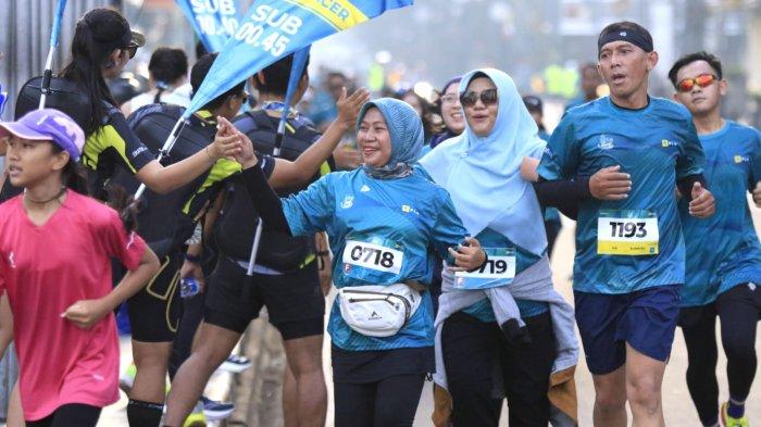 Sejumlah peserta berlari dalam ajang PLN Jabar Smile Run 2025, di Jalan Ir Sukarno, kawasan Gedung Merdeka, Kota Bandung, Jawa Barat, Minggu (23/2/2025).