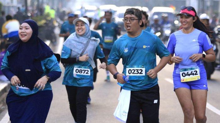 Sejumlah peserta berlari dalam ajang PLN Jabar Smile Run 2025, di Jalan Ir Sukarno, kawasan Gedung Merdeka, Kota Bandung, Jawa Barat, Minggu (23/2/2025).