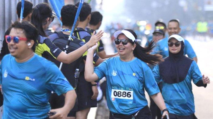 Sejumlah peserta berlari dalam ajang PLN Jabar Smile Run 2025, di Jalan Ir Sukarno, kawasan Gedung Merdeka, Kota Bandung, Jawa Barat, Minggu (23/2/2025).