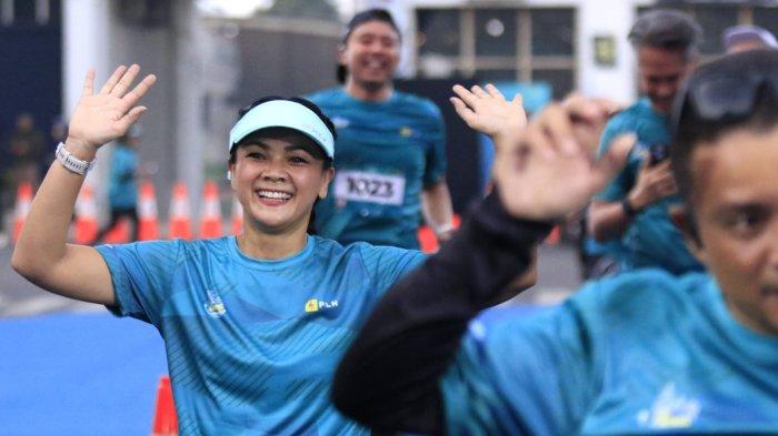 Artis Nirina Zubir dan suaminya, Ernest Fardiyan Syarif bersama peserta lainnya berlari memasuki garis finish dalam ajang PLN Jabar Smile Run 2025, di Jalan Ir Sukarno, kawasan Gedung Merdeka, Kota Bandung, Jawa Barat, Minggu (23/2/2025).