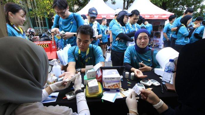 Sejumlah peserta melakukan cek kesehatan gratis setelah mengikuti ajang PLN Jabar Smile Run 2025, di Jalan Ir Sukarno, kawasan Gedung Merdeka, Kota Bandung, Jawa Barat, Minggu (23/2/2025).