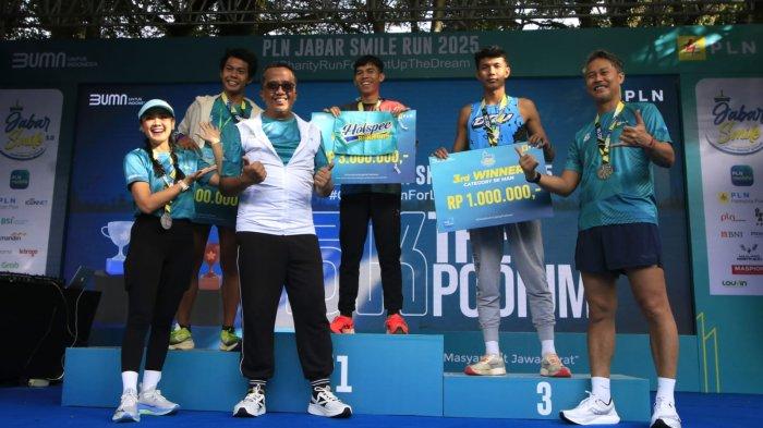 General Manager PLN Unit Induk Distribusi Jawa Barat Agung Murdifi, Nirina Zubir beserta suaminya, Ernest Fardiyan Syarif berfoto bersama para juara kategori 5K putra dalam ajang PLN Jabar Smile Run 2025, di Jalan Ir Sukarno, kawasan Gedung Merdeka, Kota Bandung, Jawa Barat, Minggu (23/2/2025).