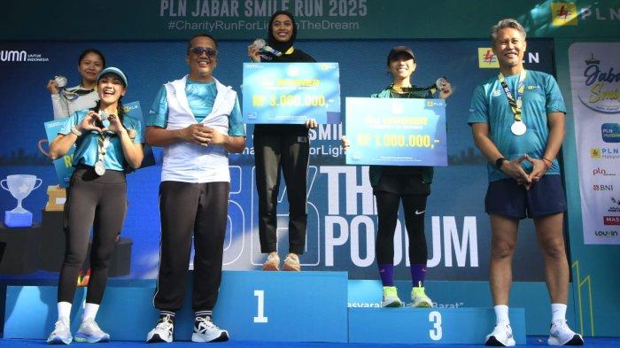 General Manager PLN Unit Induk Distribusi Jawa Barat Agung Murdifi, Nirina Zubir beserta suaminya, Ernest Fardiyan Syarif berfoto bersama para juara kategori 5K putri dalam ajang PLN Jabar Smile Run 2025, di Jalan Ir Sukarno, kawasan Gedung Merdeka, Kota Bandung, Jawa Barat, Minggu (23/2/2025).