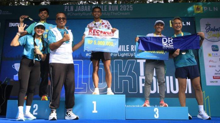 General Manager PLN Unit Induk Distribusi Jawa Barat Agung Murdifi, Nirina Zubir beserta suaminya, Ernest Fardiyan Syarif berfoto bersama para juara kategori 10K putra dalam ajang PLN Jabar Smile Run 2025, di Jalan Ir Sukarno, kawasan Gedung Merdeka, Kota Bandung, Jawa Barat, Minggu (23/2/2025).