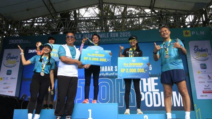 General Manager PLN Unit Induk Distribusi Jawa Barat Agung Murdifi, Nirina Zubir beserta suaminya, Ernest Fardiyan Syarif berfoto bersama para juara kategori 10K putri dalam ajang PLN Jabar Smile Run 2025, di Jalan Ir Sukarno, kawasan Gedung Merdeka, Kota Bandung, Jawa Barat, Minggu (23/2/2025).