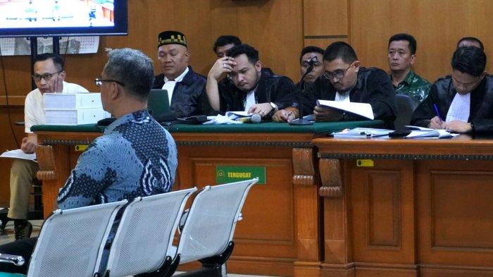 Terdakwa mantan Sekda Kota Bandung, Ema Sumarna (batik hijau) mendengarkan keterangan saksi saat menjalani sidang lanjutan kasus korupsi pengadaan CCTV program Bandung Smart City, di Pengadilan Negeri (PN) Bandung, Jalan LLRE Martadinata, Kota Bandung, Jawa Barat, Selasa (25/2/2025).