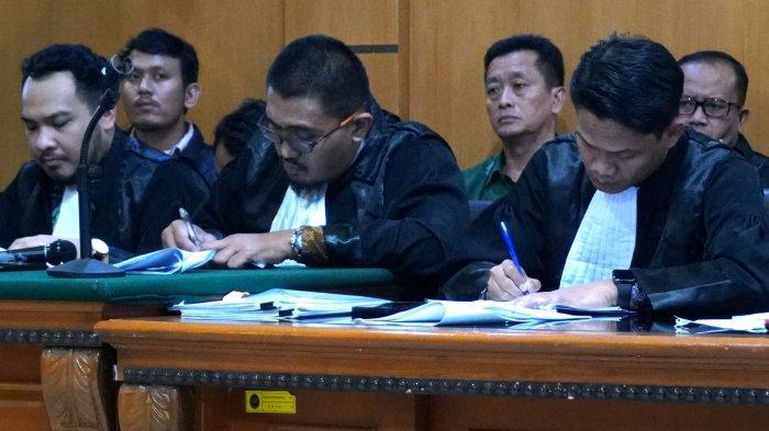 Terdakwa mantan Sekda Kota Bandung, Ema Sumarna (batik hijau) mendengarkan keterangan saksi saat menjalani sidang lanjutan kasus korupsi pengadaan CCTV program Bandung Smart City, di Pengadilan Negeri (PN) Bandung, Jalan LLRE Martadinata, Kota Bandung, Jawa Barat, Selasa (25/2/2025).