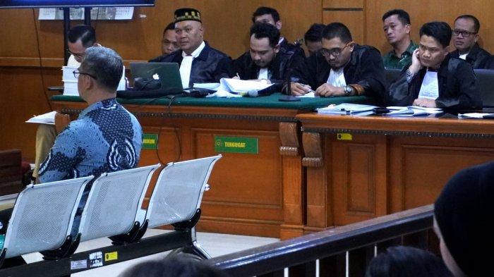 Terdakwa mantan Sekda Kota Bandung, Ema Sumarna (batik hijau) mendengarkan keterangan saksi saat menjalani sidang lanjutan kasus korupsi pengadaan CCTV program Bandung Smart City, di Pengadilan Negeri (PN) Bandung, Jalan LLRE Martadinata, Kota Bandung, Jawa Barat, Selasa (25/2/2025).