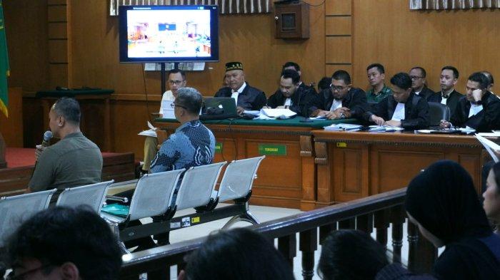 Terdakwa mantan Sekda Kota Bandung, Ema Sumarna (batik hijau) mendengarkan keterangan saksi saat menjalani sidang lanjutan kasus korupsi pengadaan CCTV program Bandung Smart City, di Pengadilan Negeri (PN) Bandung, Jalan LLRE Martadinata, Kota Bandung, Jawa Barat, Selasa (25/2/2025).