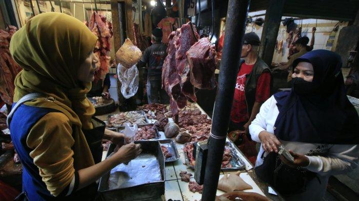 Warga membeli daging sapi di salah satu jongko pedagang daging sapi di Pasar Anyar, Jalan Astanaanyar, Kota Bandung, Jawa Barat, Kamis (27/2/2025).