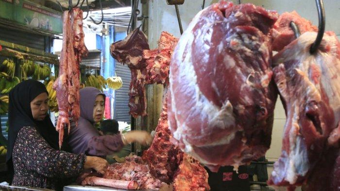 Warga membeli daging sapi di salah satu jongko pedagang daging sapi di Pasar Anyar, Jalan Astanaanyar, Kota Bandung, Jawa Barat, Kamis (27/2/2025).