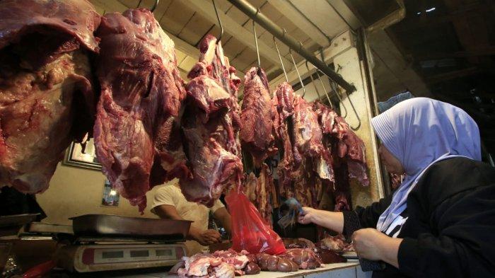 Warga membeli daging sapi di salah satu jongko pedagang daging sapi di Pasar Anyar, Jalan Astanaanyar, Kota Bandung, Jawa Barat, Kamis (27/2/2025).