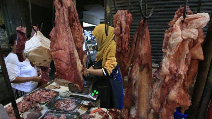 Warga membeli daging sapi di salah satu jongko pedagang daging sapi di Pasar Anyar, Jalan Astanaanyar, Kota Bandung, Jawa Barat, Kamis (27/2/2025).