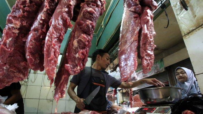 Warga membeli daging sapi di salah satu jongko pedagang daging sapi di Pasar Anyar, Jalan Astanaanyar, Kota Bandung, Jawa Barat, Kamis (27/2/2025).