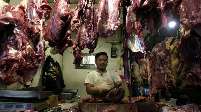 Pedagang melayani pembeli di salah satu jongko pedagang daging sapi di Pasar Anyar, Jalan Astanaanyar, Kota Bandung, Jawa Barat, Kamis (27/2/2025).